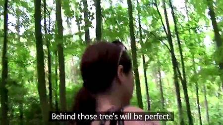 Яркая студентка зашла в кусты и переспала с первым встречным