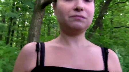 Яркая студентка зашла в кусты и переспала с первым встречным