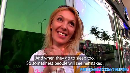 Зрелая блондинка отдалась на улице двум незнакомцам