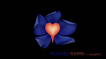 Красивая массажистка спокойно соблазнила своего заказчика