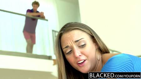 Спортивная милашка натягивает вагину на большой член негра