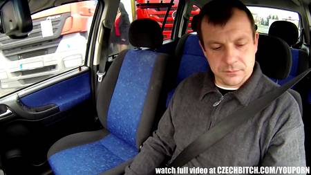 Проститутка поработала телом в салоне автомобиля