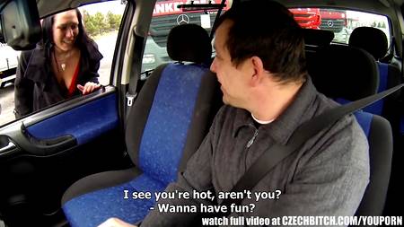 Проститутка поработала телом в салоне автомобиля