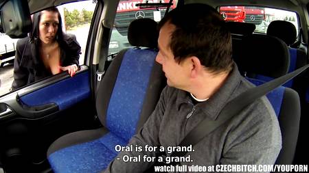 Проститутка поработала телом в салоне автомобиля