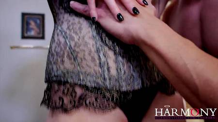 Мускулистый мужчина трахает в жопу рыжеволосую деваху