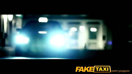 Таксист воспользовался очаровательной пражанкой