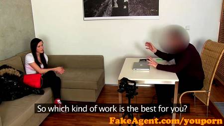 Стройная брюнетка готова к разным сексуальным приключениям