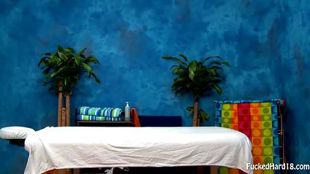 Загорелая штука переспала с новым массажистом