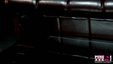 Грудастая служанка готова переспать с мускулистым господином