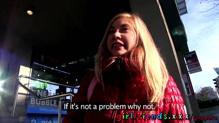 Две подружки решили повторить давний лесбийский секс