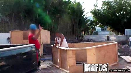 Игривая девушка готова к жаркому спариванию перед видеокамерой