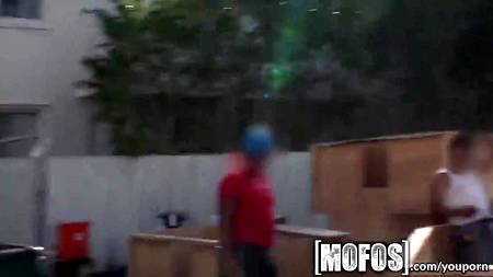 Игривая девушка готова к жаркому спариванию перед видеокамерой