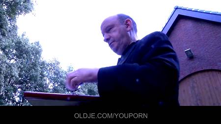 Взрослый самец красиво трахнул блондинку в попец