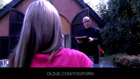 Взрослый самец красиво трахнул блондинку в попец