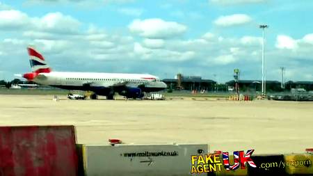 Блондинка дрочит и даёт себя трахать