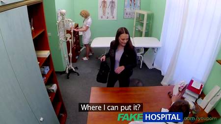 Раскрепощенный доктор принимает у себя классную пациентку