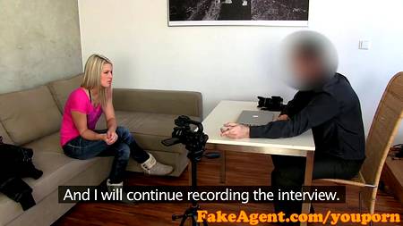 Стройной студентке обкончали лобок во время кастинга