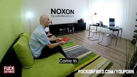 Красивая куколка получила работу через горячий и приятный трах