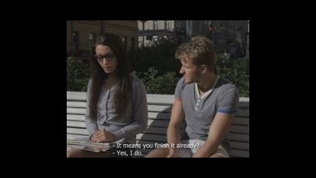 Русская студентка познакомилась на лавочке с интересным парнем