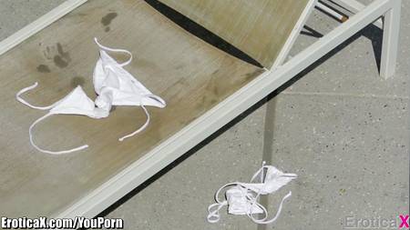 Большая елда брюнета просится в нежные дырочки любовницы