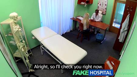 Осмотр у врача в госпитале заканчивается случайным сексом на скрытые камеры