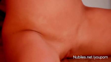 Волосатый парень любит соблазнять горячих блондиночек