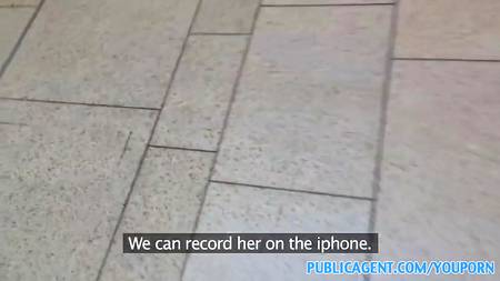 Нежная блондинка классно работает с большим членом