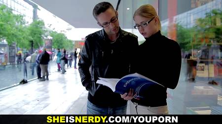 Студентка в очках согласилась отдаться незнакомцу