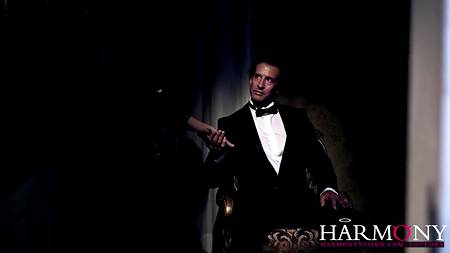 Красивый секс с обворожительной брюнеткой