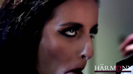 Красивый секс с обворожительной брюнеткой