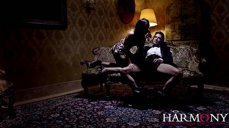 Красивый секс с обворожительной брюнеткой