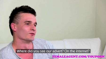 Брюнетка соблазнила парня на секс