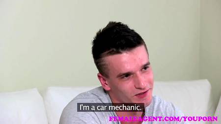 Брюнетка соблазнила парня на секс