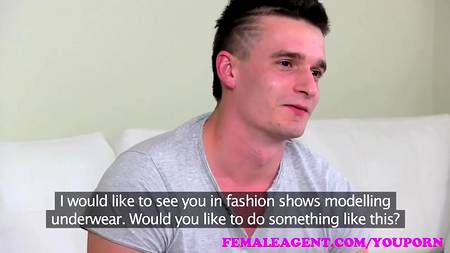 Брюнетка соблазнила парня на секс