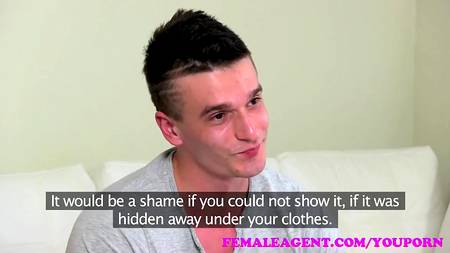 Брюнетка соблазнила парня на секс