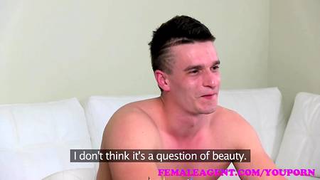 Брюнетка соблазнила парня на секс