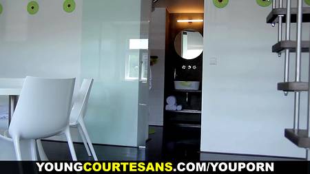 Как девочка зарабатывает деньги и получает удовольствие