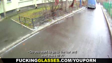 Сексапильная телочка запрыгнула пиздой на большой хуй пикапера