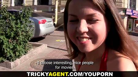 Скромную красавицу раскрутили на секс прямо на улице