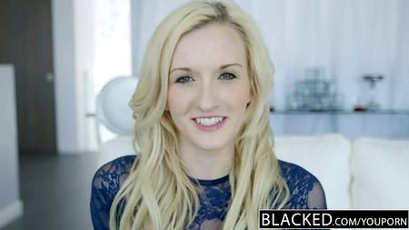 Ниггер забавляется с белокурой шлюхой