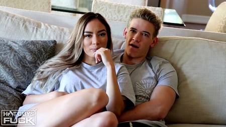 Горячая латинка прыгает на большом пенисе накаченного блондина