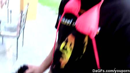 Парни дали в рот двум классным девушкам