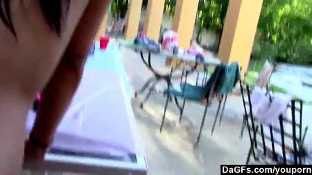 Парни дали в рот двум классным девушкам