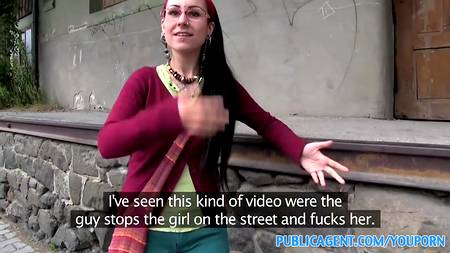 Пикапер привел брюнетку на стройку и отимел ее в щелки