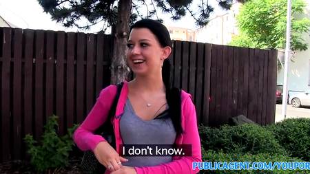 Мартин снял юную брюнетку