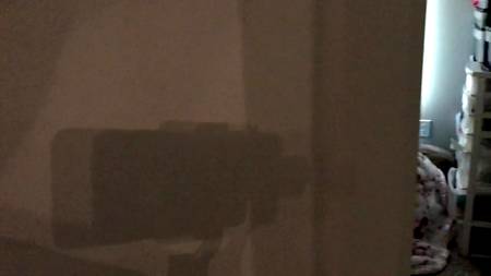 Пышногрудая подруга строчит утренний минет в домашней обстановке