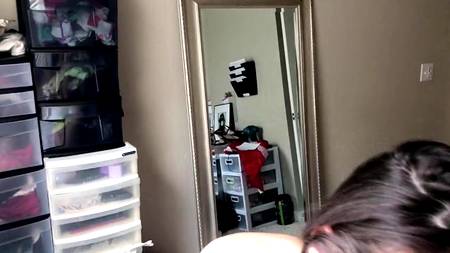 Пышногрудая подруга строчит утренний минет в домашней обстановке