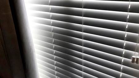 Пышногрудая подруга строчит утренний минет в домашней обстановке