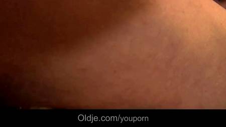 Пожилой мужчина стал всячески обхаживать молоденькую сучку