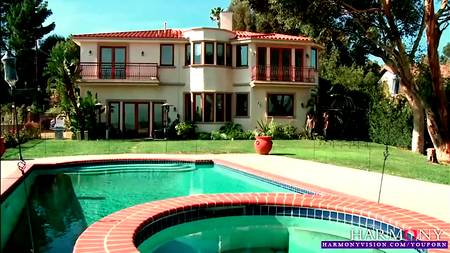 Двое мужиков поимели во все дырки стройную соседку